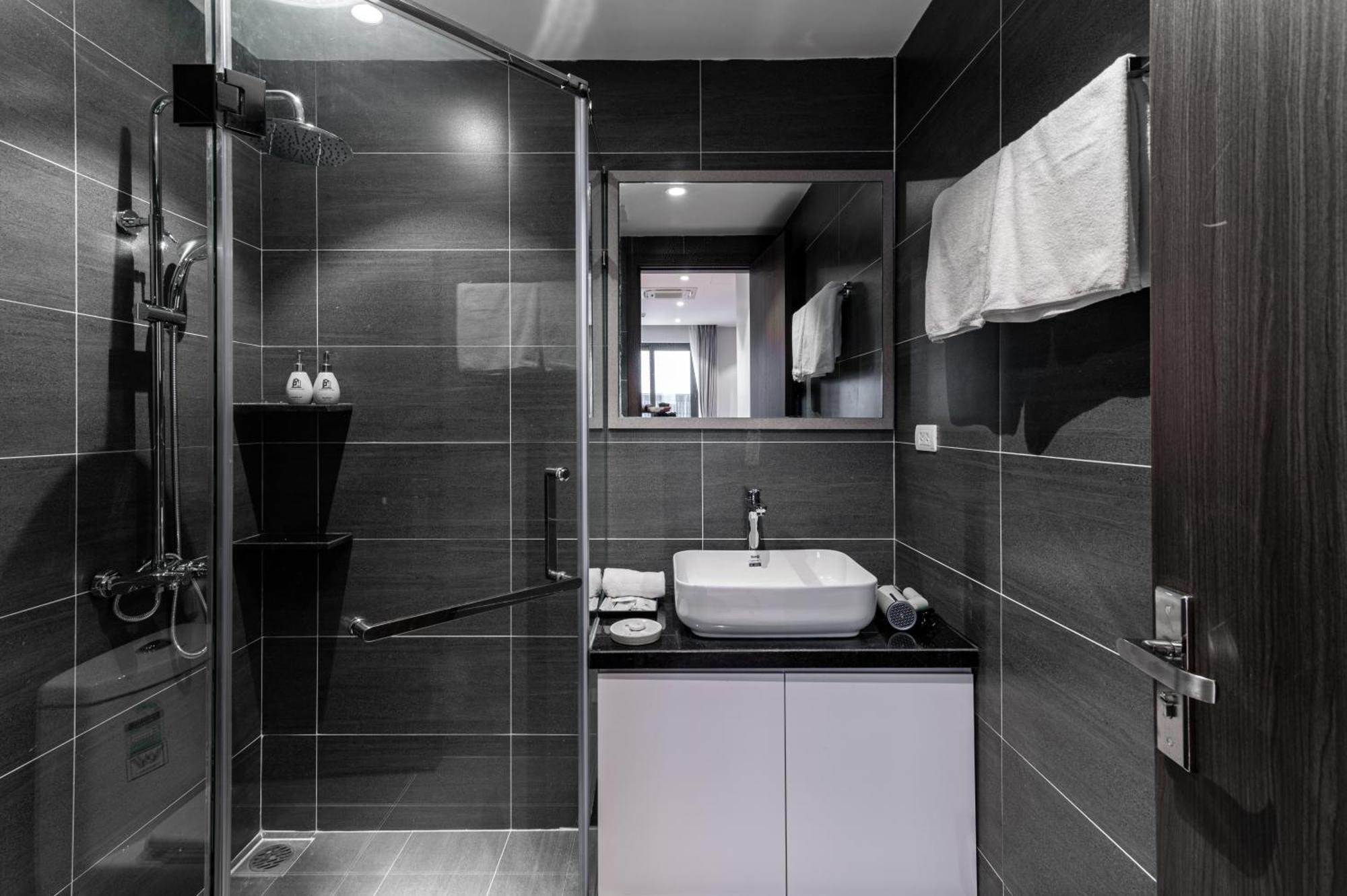 Luxe Paradise Suites Hotel To Ngoc Van Hanoi Exterior photo