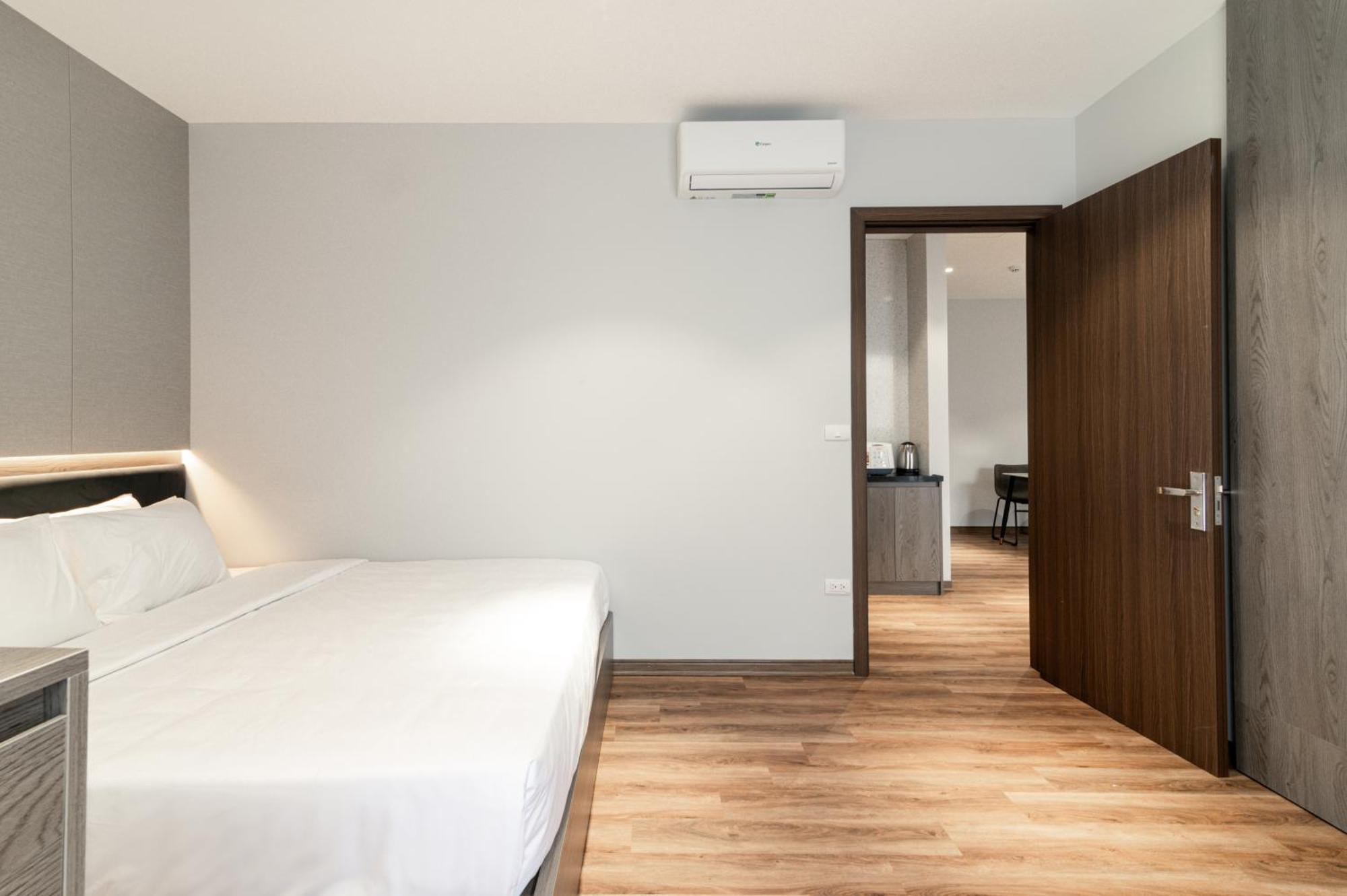 Luxe Paradise Suites Hotel To Ngoc Van Hanoi Exterior photo