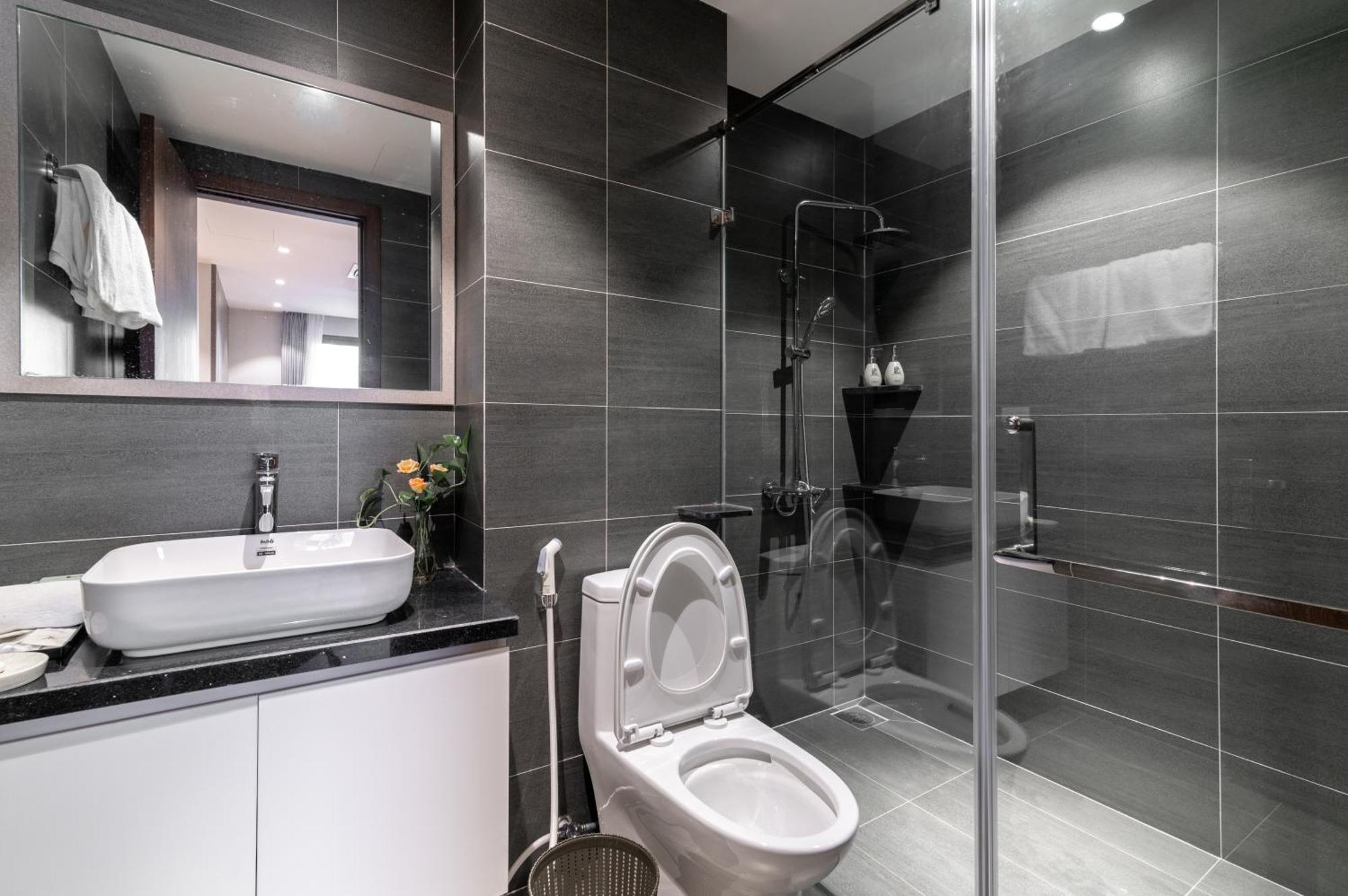 Luxe Paradise Suites Hotel To Ngoc Van Hanoi Exterior photo